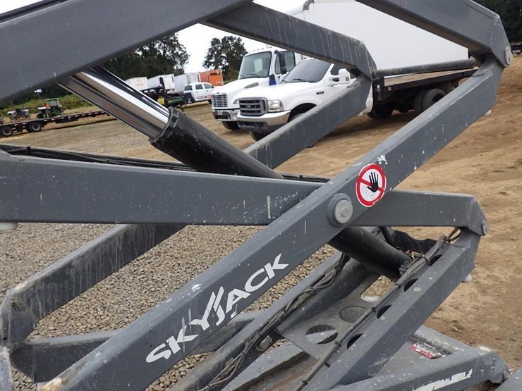 2017-skyjack-sj3219-scissor-lift-image-7