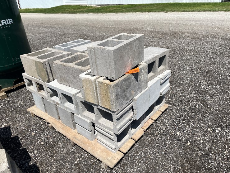 #6339-•-approx.-(30)-cinder-blocks-image-3
