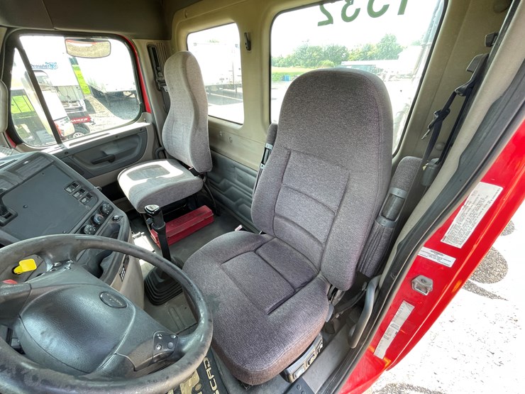 #6246-•-2011-freightliner-cascadia-semi-tractor-(has-wi-title)-image-34