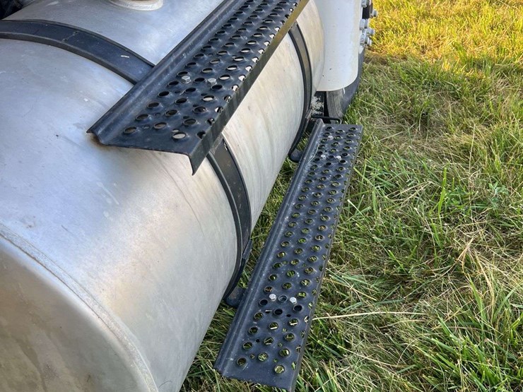 international-semi-with-flatbed-image-70