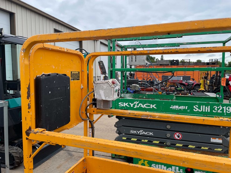 #1369-•-10'-scissor-lift-(o2)-image-31