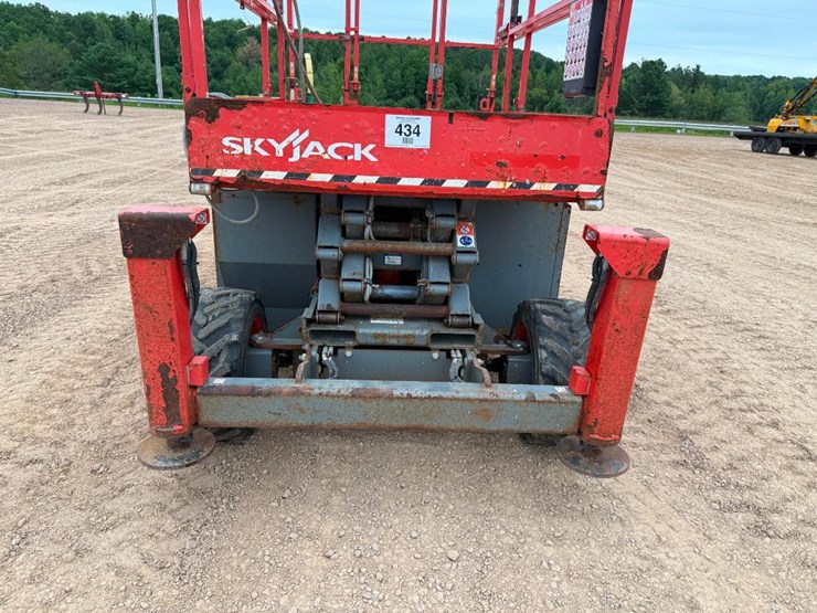 2020-skyjack-sj6826rt-image-11