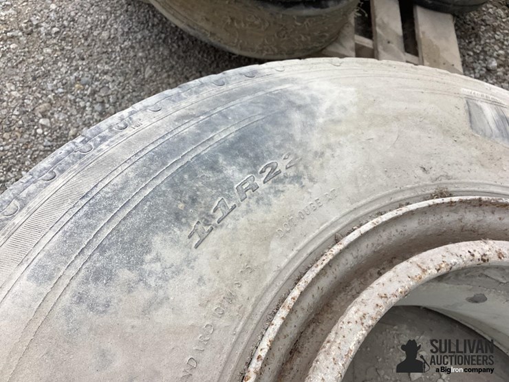 11r22.5-tires-&-rims-image-12