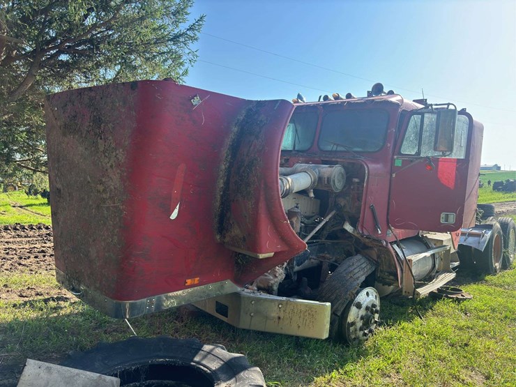 freightliner-semi-with-cummins-engine-image-71