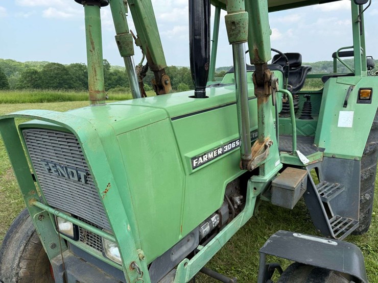 low-hour-fendt-306ls-with-loader-image-9