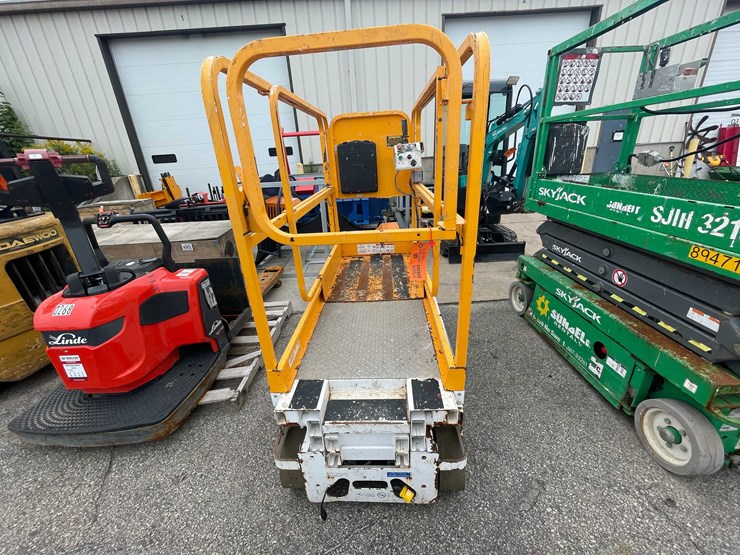 #1369-•-10'-scissor-lift-(o2)-image-2