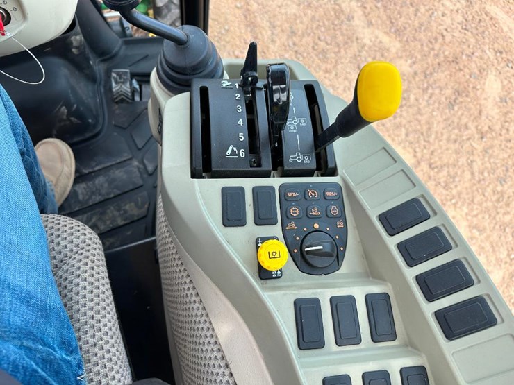 2018-john-deere-3033r-image-40