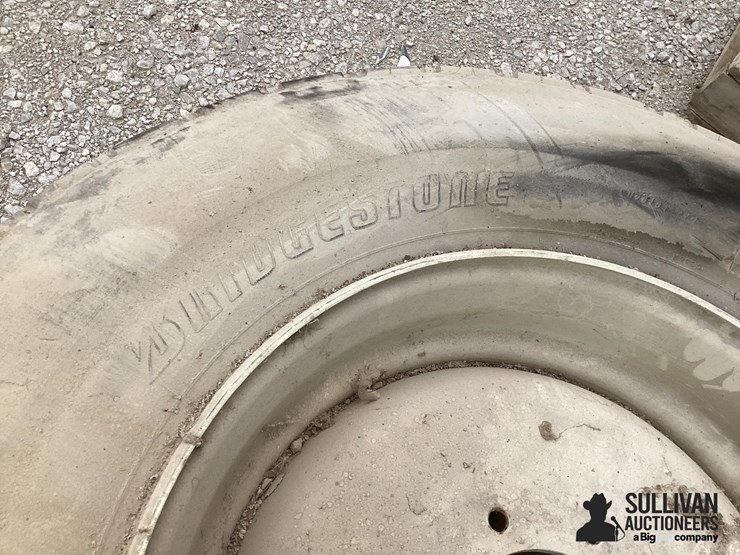 305/70r22.5-tire-&-rim-image-13