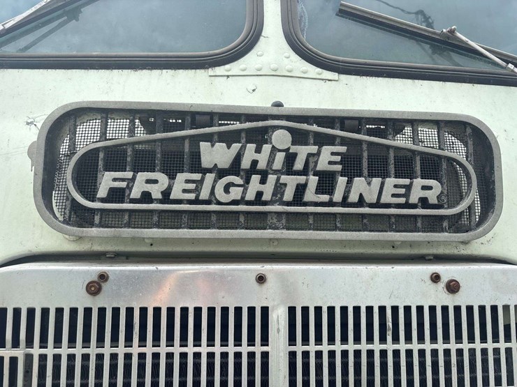white-freightliner-cabover-semi-image-52