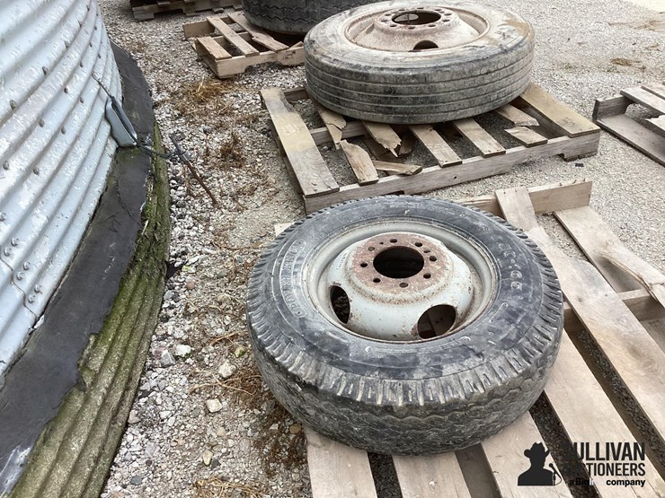 9.5-16.5-tires-&-rims-image-4