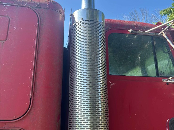 freightliner-semi-with-cummins-engine-image-64
