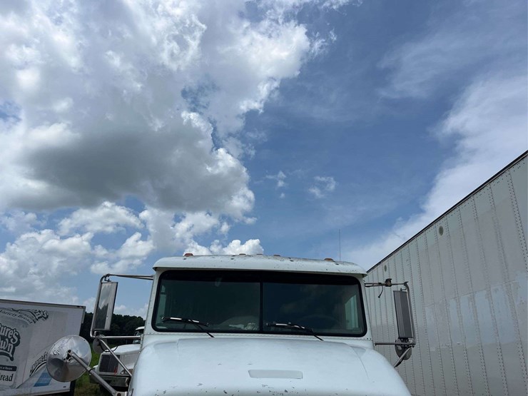 1996-freightliner-t/a-sleeper-semi-truck-*inop-image-8