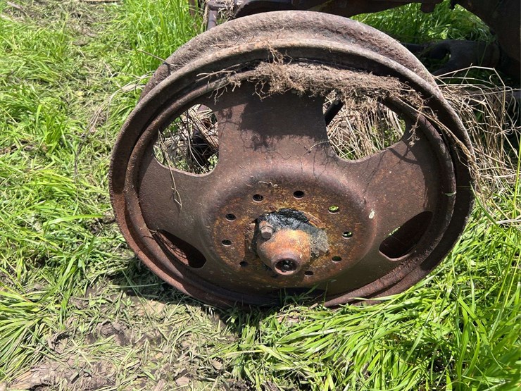 john-deere-unstyled-model-d-image-14