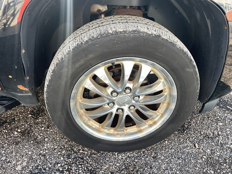 #6288-•-2008-chevy-suburban-(has-wi-title)-image-36