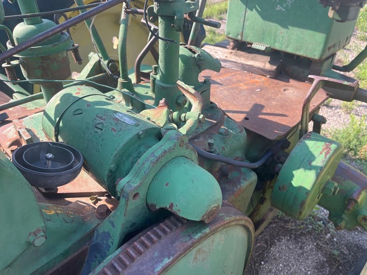 antique-john-deere-tractor-image-4