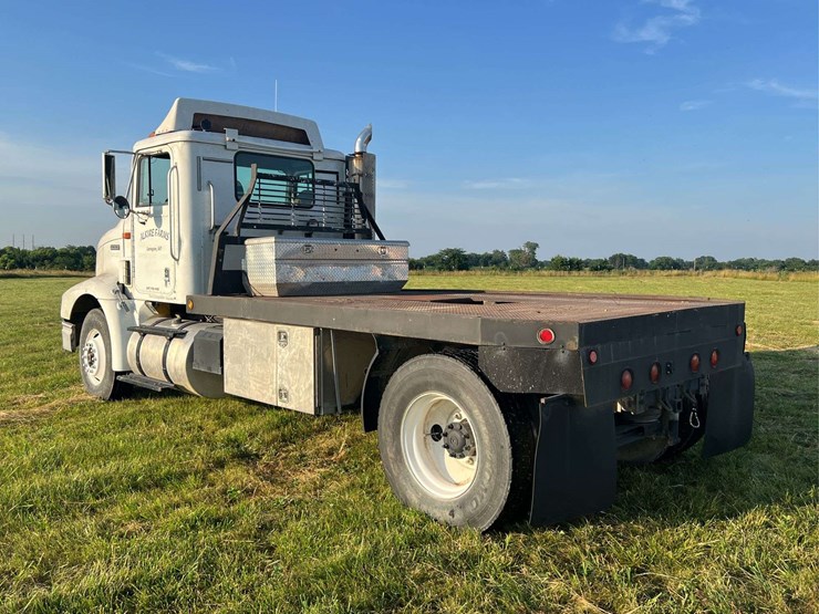 international-semi-with-flatbed-image-3