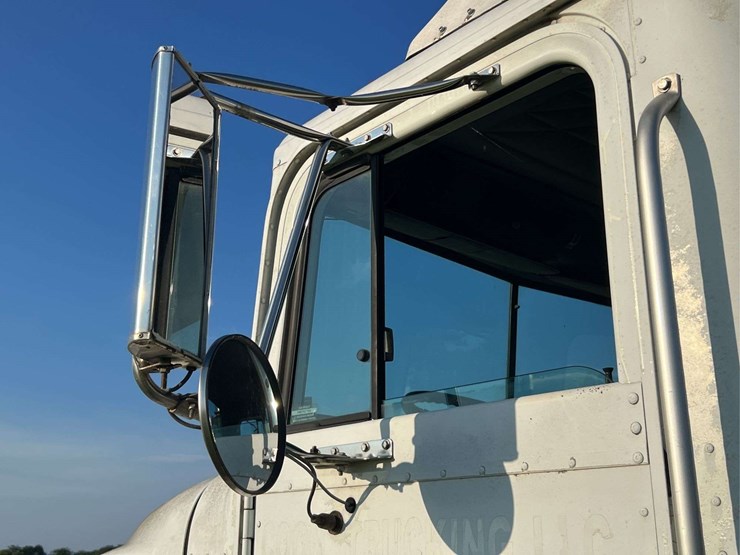 international-semi-with-flatbed-image-25