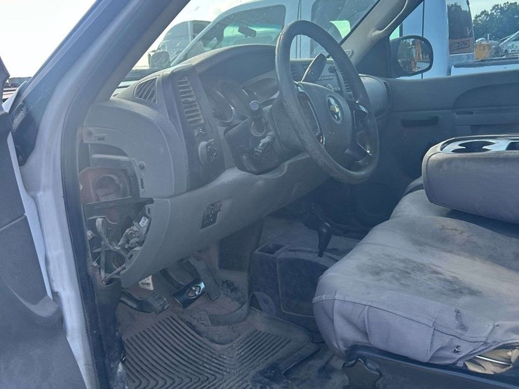 2011-chevy-2500-ext-cab-4x4-pickup-image-32
