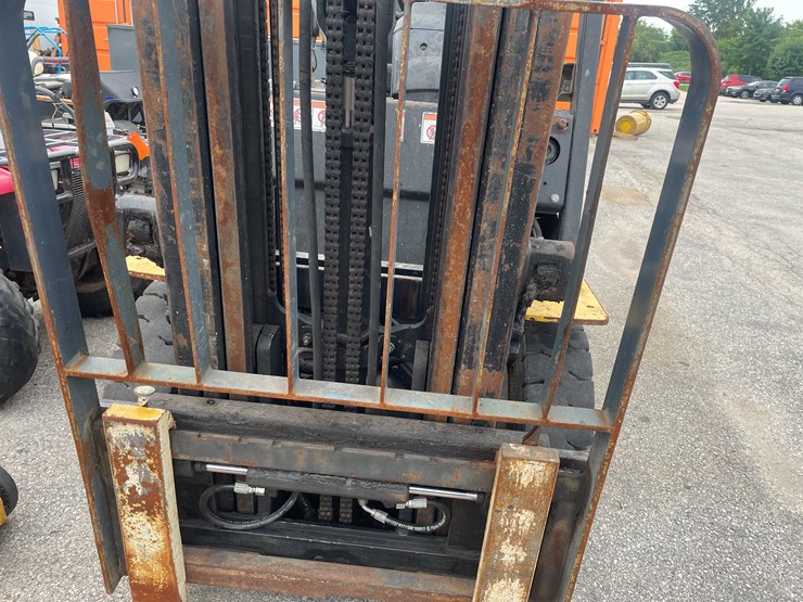 #1366-•-yale-5000-lb.-capacity,-pneumatic-forklift-(o3)-image-21