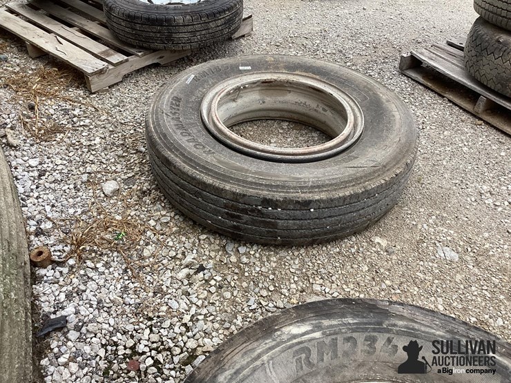 11r24.5-tire-&-rim-image-6