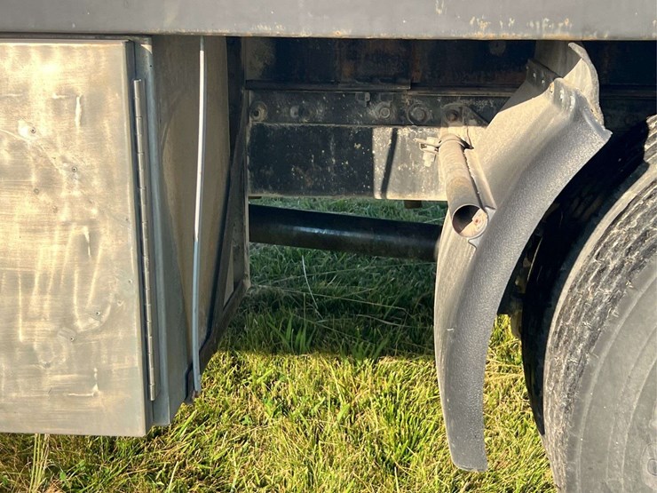 international-semi-with-flatbed-image-44