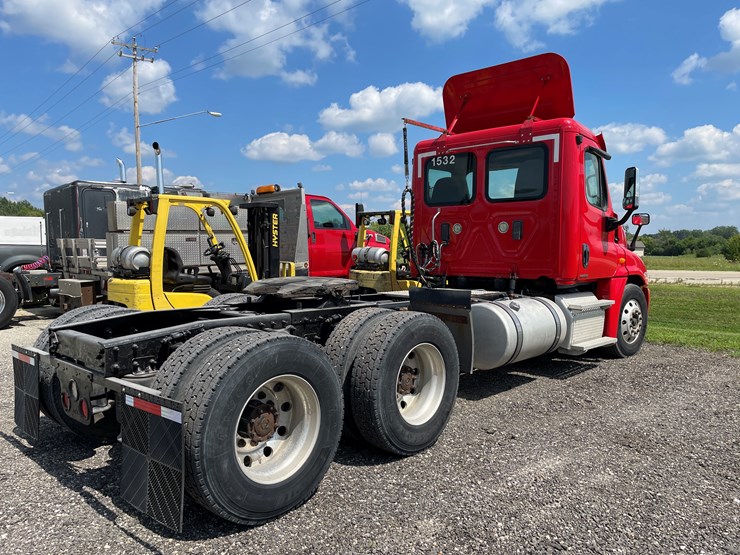 #6246-•-2011-freightliner-cascadia-semi-tractor-(has-wi-title)-image-6
