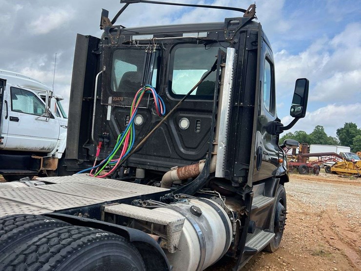 2018-freightliner-t/a-daycab-truck-*inop-image-17