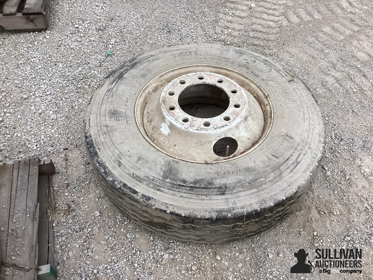 11r22.5-rim-&-tire-image-2