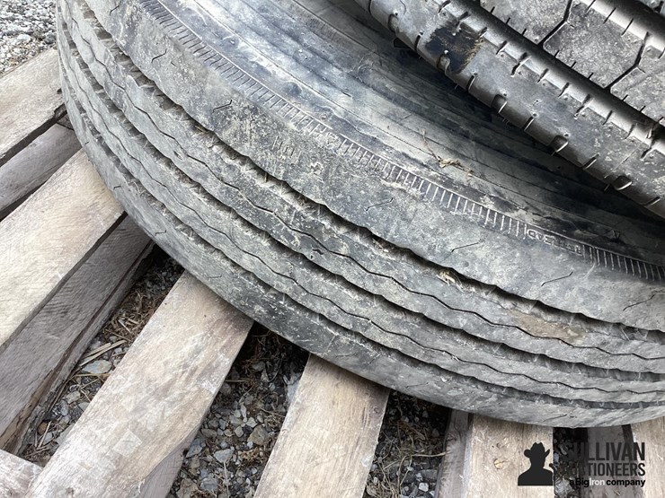 11r22.5-tires-&-rims-image-10