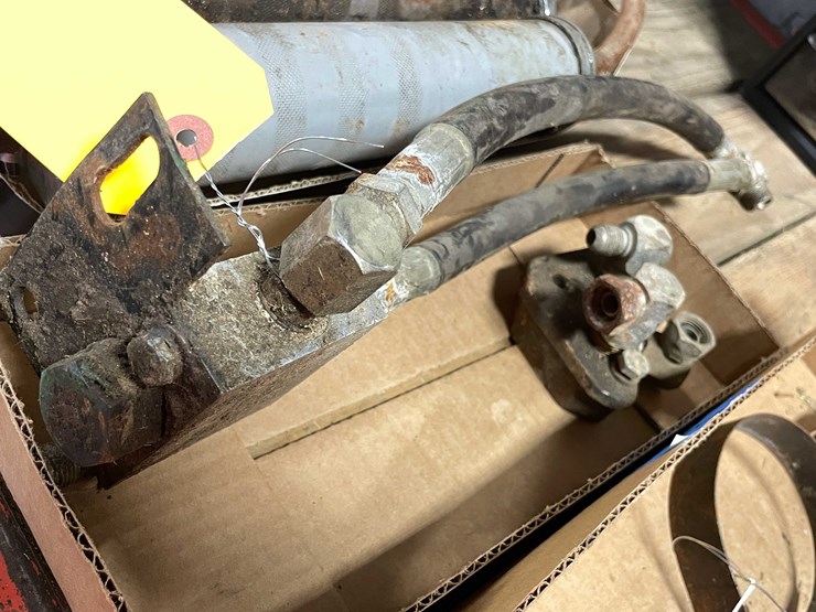 #2118-•-hydraulic-manifolds-and-hoses-(cw)-image-1