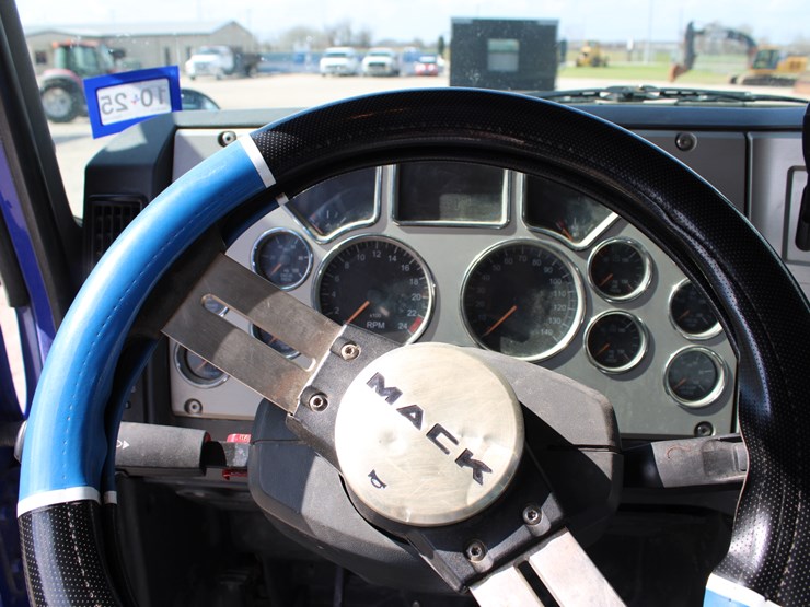 #2201-•-2014-mack-cxu613-roll-off-truck-image-6
