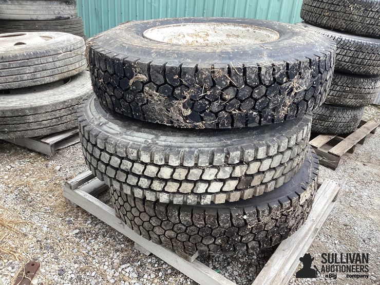 11r22.5-tires-&-rims-image-4