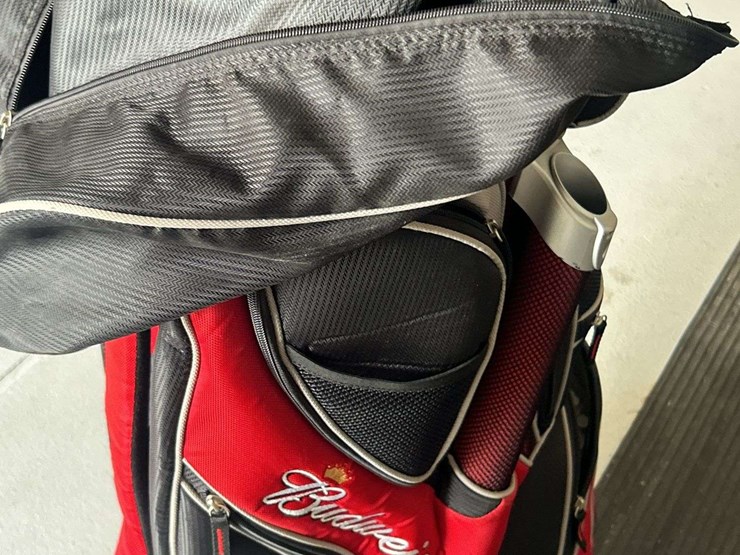 budweiser-golf-bag-&-spalding-clubs-image-6