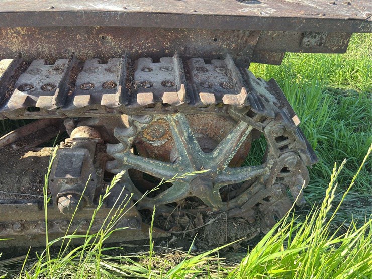 caterpillar-fifteen-crawler-image-30