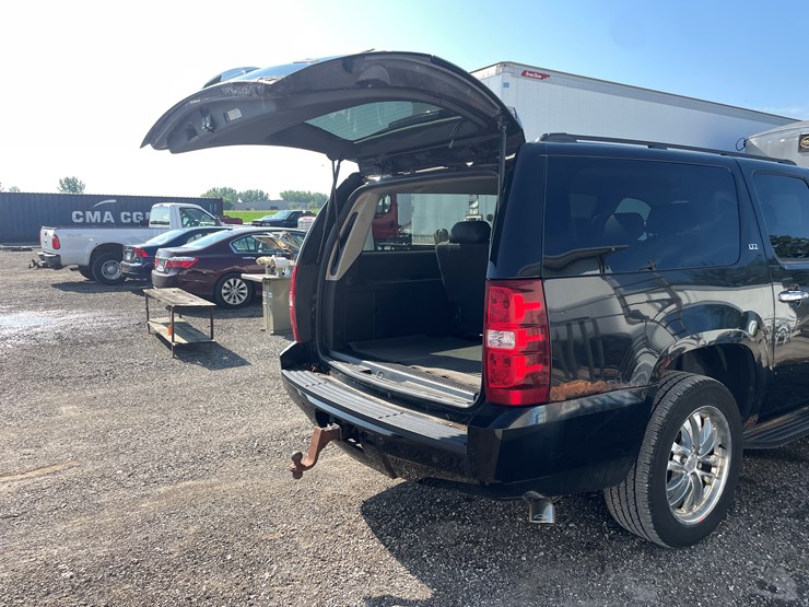 #6288-•-2008-chevy-suburban-(has-wi-title)-image-28