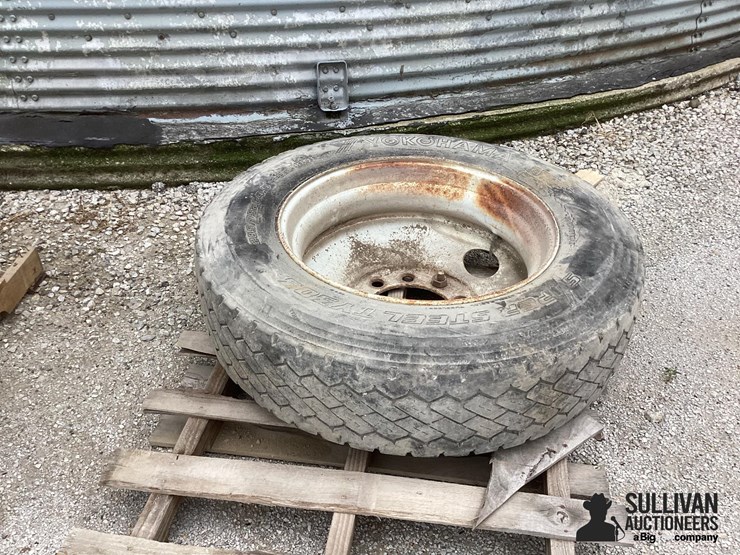 285/75r24.5-tire-&-rim-image-3