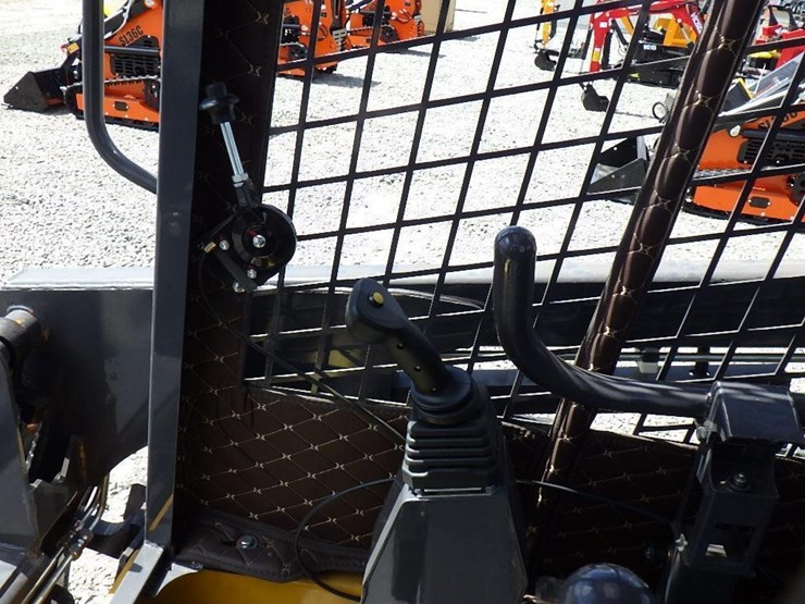 2025-cfg-krw232-skid-steer-loader-image-14