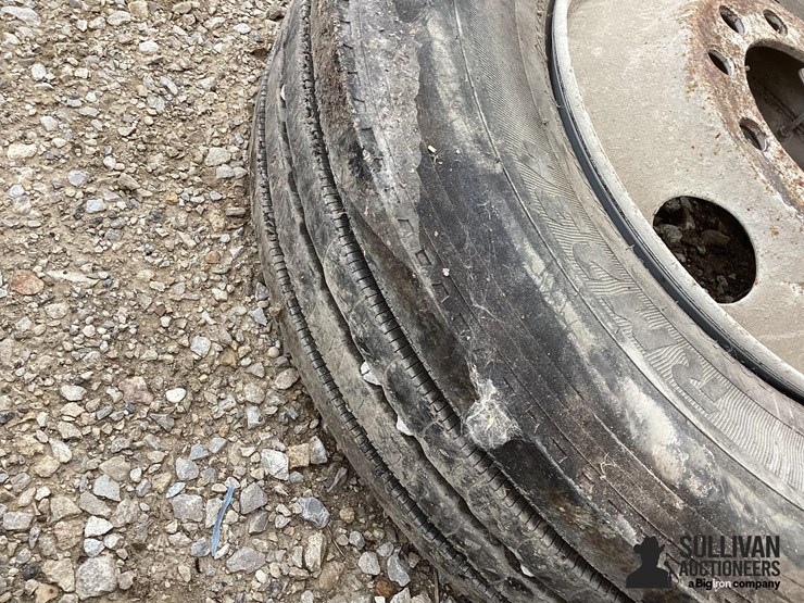 11r22.5-tire-&-rim-image-9