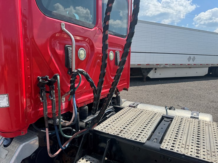 #6246-•-2011-freightliner-cascadia-semi-tractor-(has-wi-title)-image-65