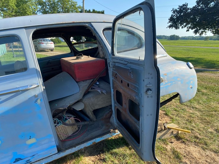 1949-plymoth-special-deluxe-4-door-suicide-door-sedan-project-car-image-9