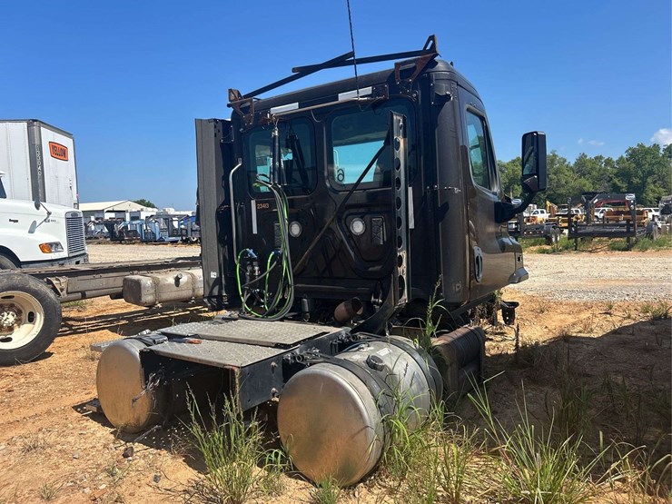2017-freightliner-daycab-truck-front-cut-off-*inop-image-4