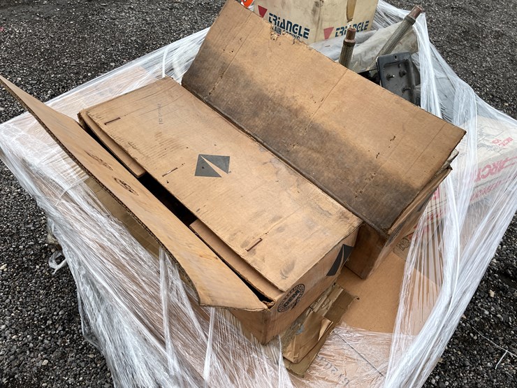 #6404-•-pallet-of-truck-parts-image-9