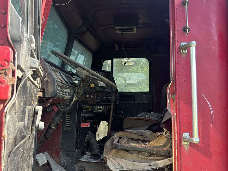 freightliner-semi-with-cummins-engine-image-23