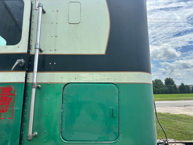 white-freightliner-cabover-semi-image-15