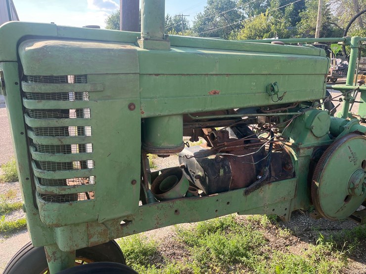 antique-john-deere-tractor-image-2