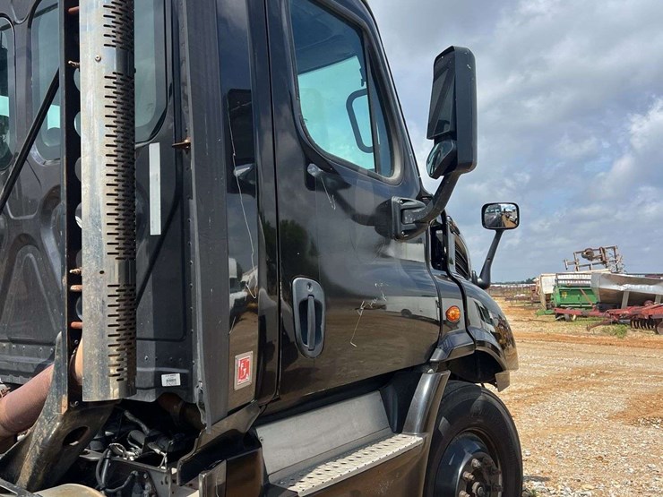 2015-freightliner-s/a-daycab-truck-*inop-image-16