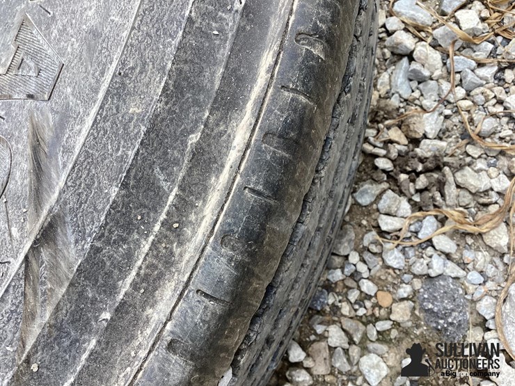 11r24.5-tire-&-rim-image-12