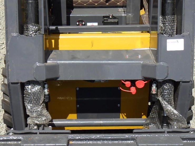 2025-cfg-krw232-skid-steer-loader-image-6