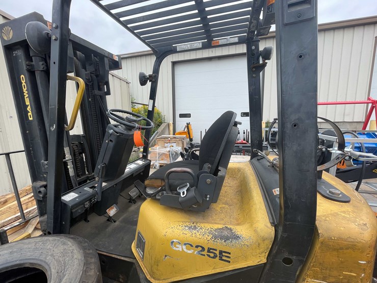 #1365-•-daewoo-5000-lb.-capacity-forklift-(o2)-image-32