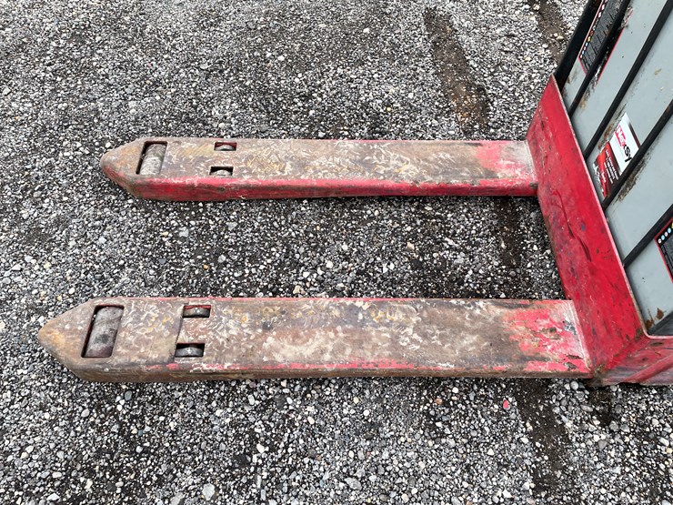 #6400-•-raymond-electric-pallet-jack-image-9